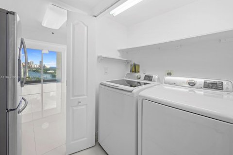 Condo in Aventura, Florida, 3 bedrooms  № 1396749 - photo 13