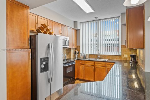 Condo in Miami, Florida, 2 bedrooms  № 1396745 - photo 6