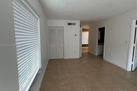 Condo in Pembroke Pines, Florida, 1 bedroom  № 1347872 - photo 4