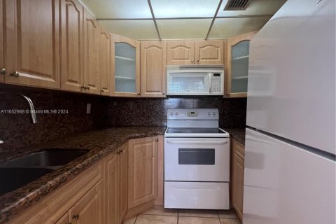 Condo in Hialeah, Florida, 2 bedrooms  № 1347791 - photo 4