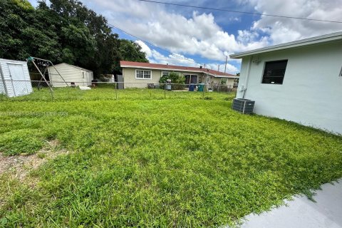 House in Miami Gardens, Florida 3 bedrooms, 147.53 sq.m. № 1357000 - photo 15