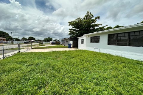 Villa ou maison à louer à Miami Gardens, Floride: 3 chambres, 147.53 m2 № 1357000 - photo 3