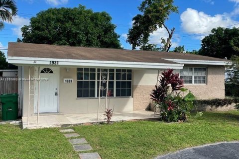 House in Miramar, Florida 3 bedrooms, 91.79 sq.m. № 1351896 - photo 2