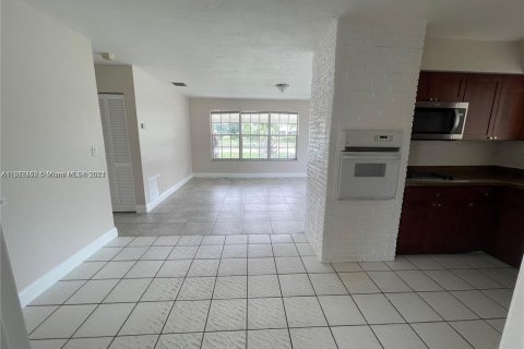 House in Miramar, Florida 3 bedrooms, 91.79 sq.m. № 1351896 - photo 10