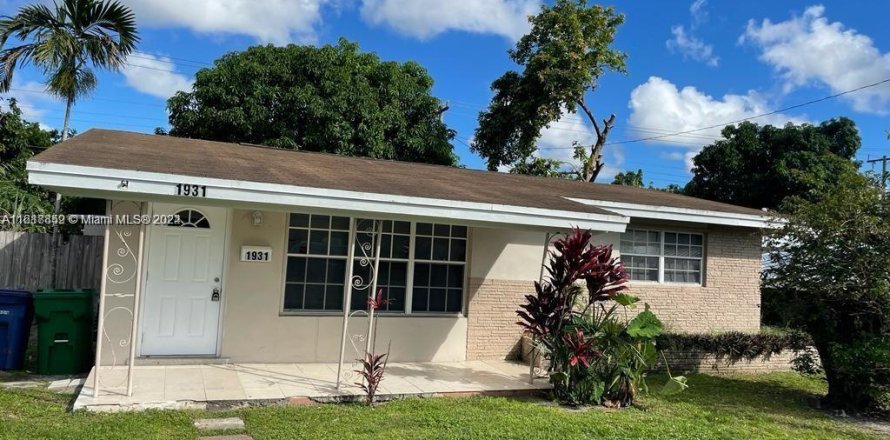 House in Miramar, Florida 3 bedrooms, 91.79 sq.m. № 1351896