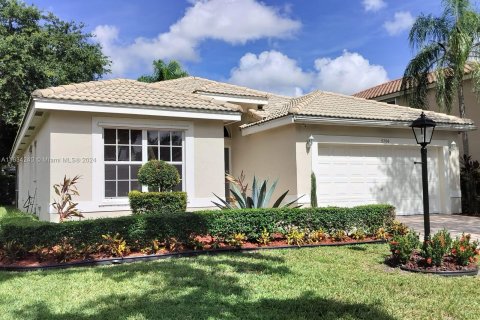 House in Coral Springs, Florida 3 bedrooms, 141.95 sq.m. № 1351897 - photo 4