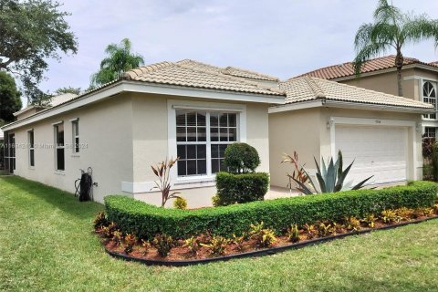 House in Coral Springs, Florida 3 bedrooms, 141.95 sq.m. № 1351897 - photo 5