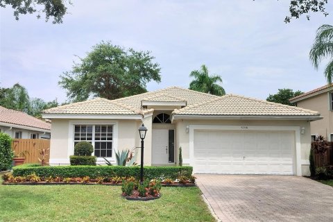 House in Coral Springs, Florida 3 bedrooms, 141.95 sq.m. № 1351897 - photo 1