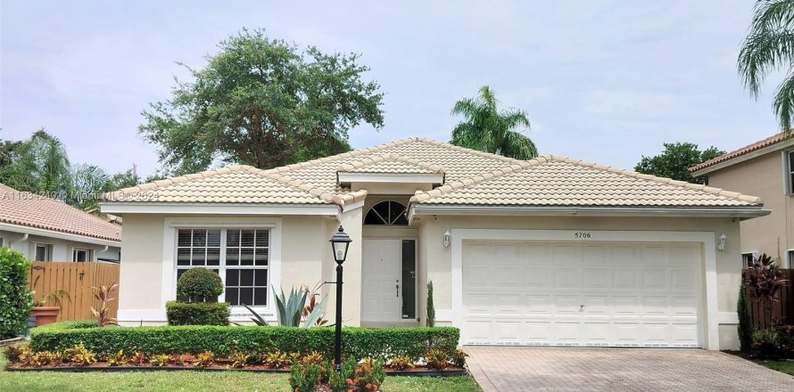 House in Coral Springs, Florida 3 bedrooms, 141.95 sq.m. № 1351897