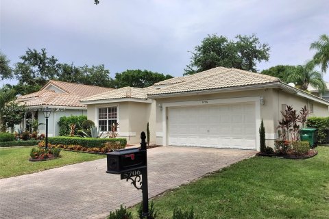 House in Coral Springs, Florida 3 bedrooms, 141.95 sq.m. № 1351897 - photo 6