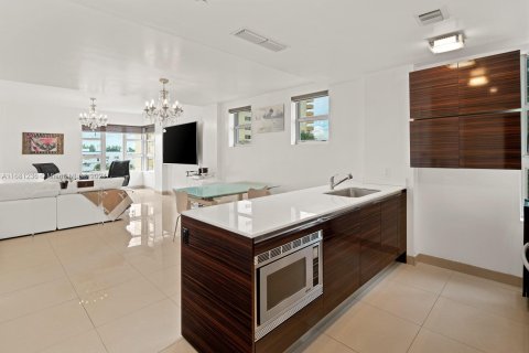 Condo in Miami Beach, Florida, 1 bedroom  № 1413739 - photo 1