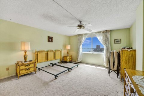 Condo in Lake Park, Florida, 2 bedrooms  № 1093652 - photo 24