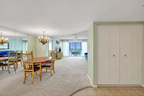 Condo in Lake Park, Florida, 2 bedrooms  № 1093652 - photo 9