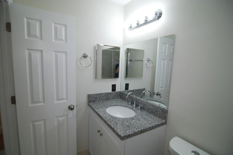 Condo in Stuart, Florida, 2 bedrooms  № 1036147 - photo 6