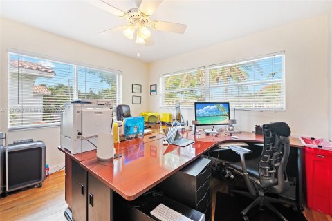 House in Miami Springs, Florida 4 bedrooms, 272.85 sq.m. № 1293406 - photo 21