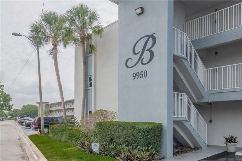 Condo in Saint Petersburg, Florida, 1 bedroom  № 1352457 - photo 1