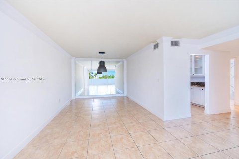 Condo in Key Biscayne, Florida, 2 bedrooms  № 1241764 - photo 9