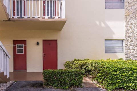 Condo in Lauderhill, Florida, 2 bedrooms  № 1227518 - photo 22