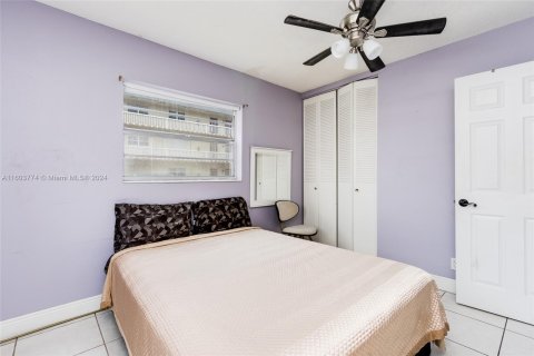 Condo in Lauderhill, Florida, 2 bedrooms  № 1227518 - photo 13