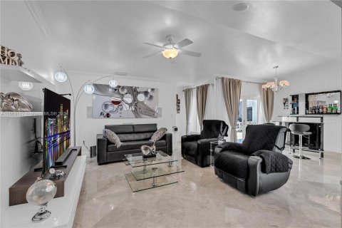 Villa ou maison à vendre à Miami, Floride: 3 chambres, 152.82 m2 № 1377303 - photo 2