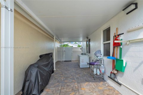 House in Miami, Florida 3 bedrooms, 152.82 sq.m. № 1377303 - photo 29