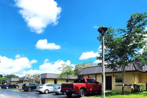 Condominio en alquiler en Pembroke Pines, Florida, 2 dormitorios, 73.11 m2 № 1377352 - foto 1