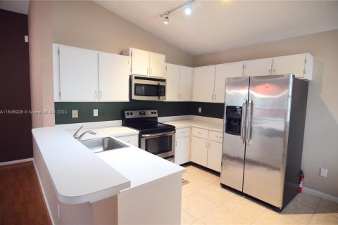 Condo in Pembroke Pines, Florida, 2 bedrooms  № 1328888 - photo 3