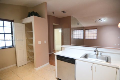 Condo in Pembroke Pines, Florida, 2 bedrooms  № 1328888 - photo 5