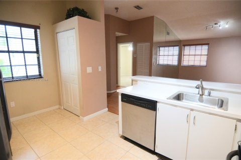 Condo in Pembroke Pines, Florida, 2 bedrooms  № 1328888 - photo 4