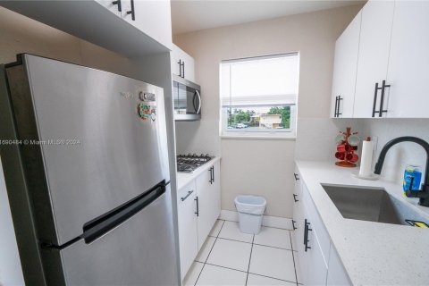 Condominio en venta en Hialeah, Florida, 1 dormitorio, 47.94 m2 № 1435279 - foto 14