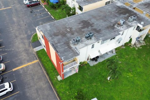 Condominio en venta en Hialeah, Florida, 1 dormitorio, 47.94 m2 № 1435279 - foto 4