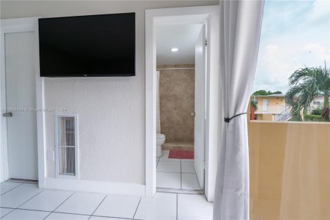 Condominio en venta en Hialeah, Florida, 1 dormitorio, 47.94 m2 № 1435279 - foto 19