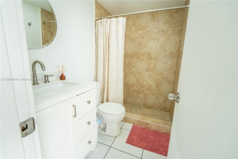 Condominio en venta en Hialeah, Florida, 1 dormitorio, 47.94 m2 № 1435279 - foto 18