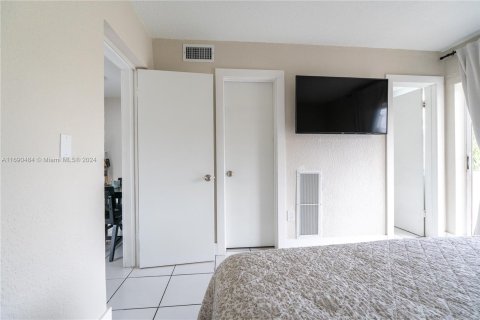 Condominio en venta en Hialeah, Florida, 1 dormitorio, 47.94 m2 № 1435279 - foto 20