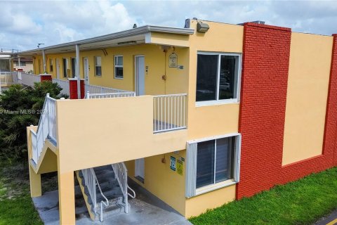 Condominio en venta en Hialeah, Florida, 1 dormitorio, 47.94 m2 № 1435279 - foto 11