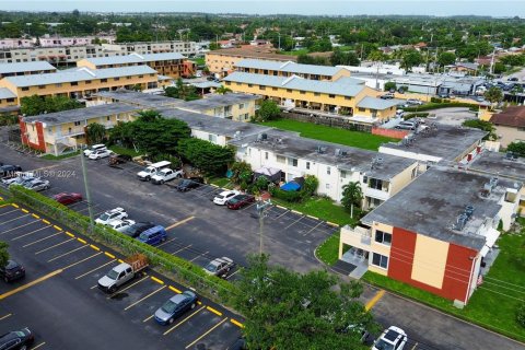 Condominio en venta en Hialeah, Florida, 1 dormitorio, 47.94 m2 № 1435279 - foto 8