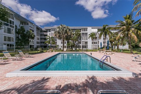 Condominio en venta en Margate, Florida, 1 dormitorio, 74.32 m2 № 1070059 - foto 2