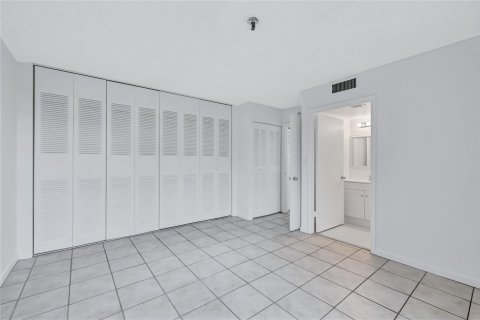 Condo in Miami, Florida, 1 bedroom  № 1075660 - photo 11