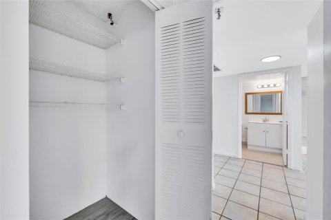 Condo in Miami, Florida, 1 bedroom  № 1075660 - photo 8