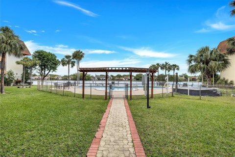 Condo in Miami, Florida, 1 bedroom  № 1075660 - photo 3