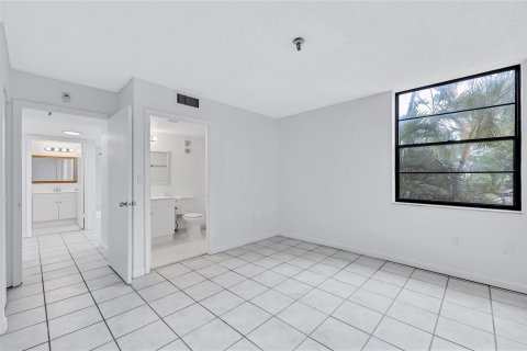 Condo in Miami, Florida, 1 bedroom  № 1075660 - photo 10