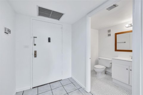 Condo in Miami, Florida, 1 bedroom  № 1075660 - photo 7