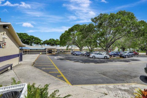 Commercial property in Deerfield Beach, Florida № 1035776 - photo 26