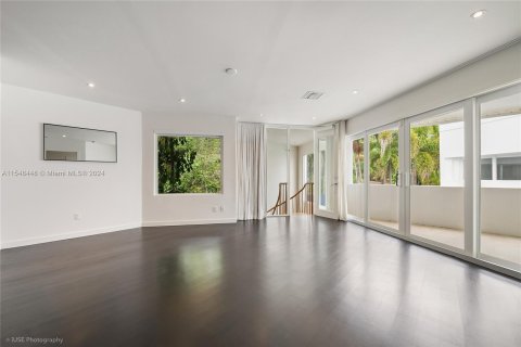 House in Coral Gables, Florida 4 bedrooms, 365.11 sq.m. № 1058663 - photo 8