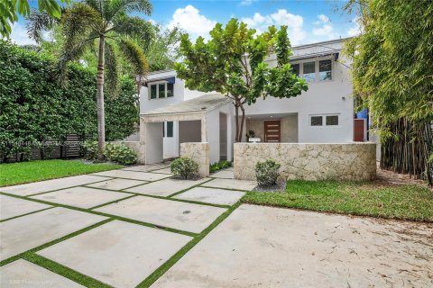 House in Coral Gables, Florida 4 bedrooms, 365.11 sq.m. № 1058663 - photo 19