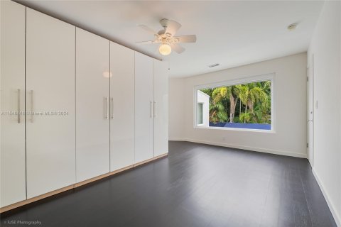 House in Coral Gables, Florida 4 bedrooms, 365.11 sq.m. № 1058663 - photo 13
