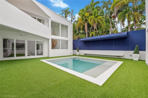 House in Coral Gables, Florida 4 bedrooms, 365.11 sq.m. № 1058663 - photo 17