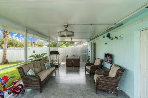 House in Miami, Florida 3 bedrooms, 106.47 sq.m. № 1384378 - photo 4