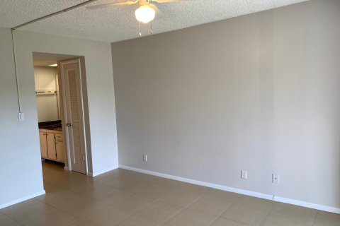 Condo in Pompano Beach, Florida, 1 bedroom  № 1026959 - photo 12