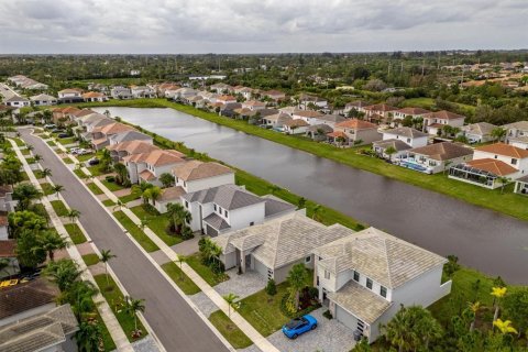 House in Lake Worth, Florida 6 bedrooms, 298.22 sq.m. № 1054788 - photo 1